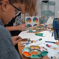 Sunny Art Centre - Kids enjoying painting during our October Hlaf Term Workshop.