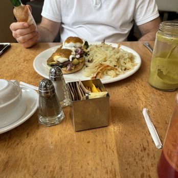 Meli Cafe & Juice Bar - Eggs Benedict - Juice Bars & Smoothies Near Me - Chicago, Illinois