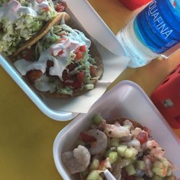 Tacos y tostada de camarón Tacos y tostada de camarón