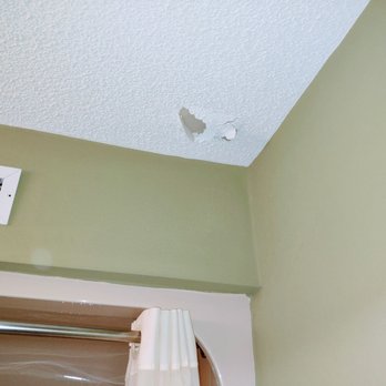 Quality Inn - Ceiling - Hotels Near Me - Oakwood, Georgia
