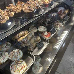 Samosky's Homestyle Pizzeria - Bakery case is the dessert menu!