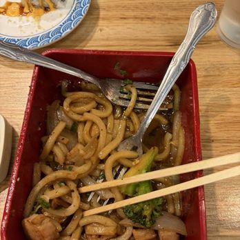 Dodomi Sushi Rotary - Stir-Fried Chashu Udon (T) - Conveyor Belt Sushi Near Me - Chicago, Illinois Dodomi Sushi Rotary - Stir-Fried Chashu Udon (T) - Conveyor Belt Sushi Near Me - Chicago, Illinois