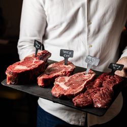 La Maison de l'Aubrac - Viande maturée au restaurant La Maison de l'Aubrac Dry Aged beef, Steakhouse ouvert la nuit à Paris 8 Champs Elysées