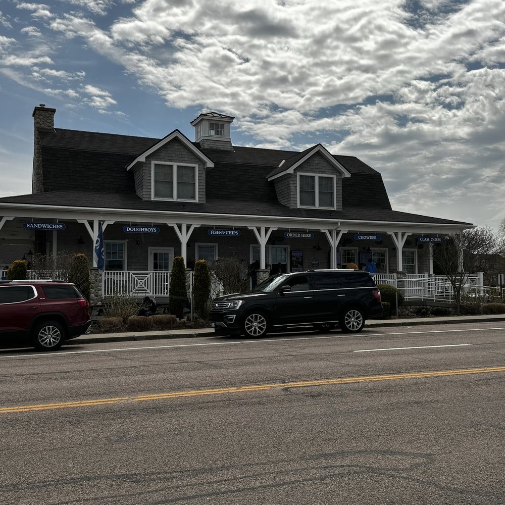 Iggy's Doughboys & Chowder House - Seafood Near Me - Narragansett, Rhode Island