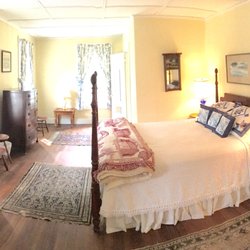 Fitch House - Bright and sunny, the Fitch Room features a queen-size four-poster bed, private bathroom, wifi, television, and a desk.