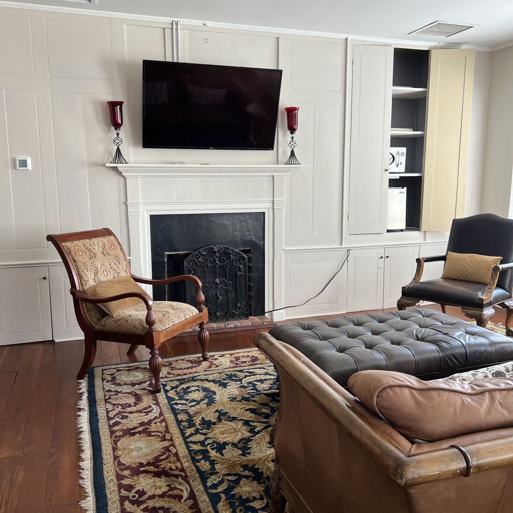 Bayfront Marin House - Living Room - Hotels Near Me - Saint Augustine, Florida