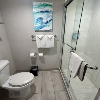SeaCrest OceanFront Hotel - Hotel shower - Hotels Near Me - Pismo Beach, California