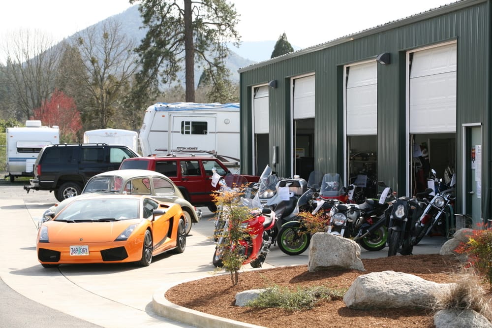 AUTOMANIA Updated October 2024 12 Photos 895 SE Gladiola Dr