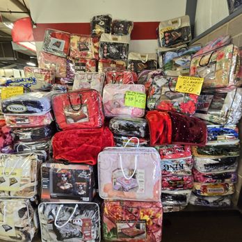 7 Mile Fair - Blankets vendor - Flea Markets Near Me - Caledonia, Wisconsin