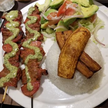 El Ñaño - Beef and pork brochettes with rice and avocado salad - Latin American Near Me - Barcelona, B El Ñaño - Beef and pork brochettes with rice and avocado salad - Latin American Near Me - Barcelona, B