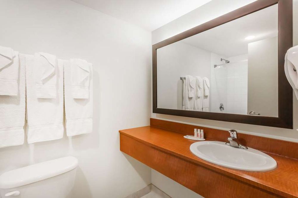 SUPER 8 BY WYNDHAM PETERBOROUGH Updated August 2024 31 Photos & 12