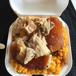 Carolina Market Restaurant - Arroz habiichuelas y carne (pernil) -$4 :)