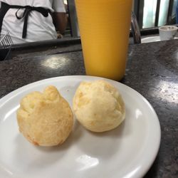 Panificadora Massa Pura - Suco de laranja com pão de queijo