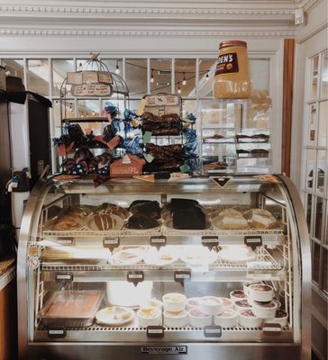 Lynn's Table by null