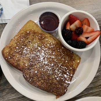 Well Fed - Brioche French Toast with Seasonal Berries - Breakfast & Brunch Near Me - Skippack, Pennsylvania