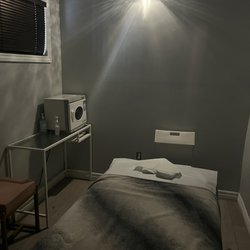 Emperor Leisure Day Spa - Clean quiet massage room.