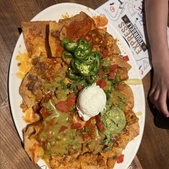 Yard House - Chicken Nachos - New American Near Me - Honolulu, Hawaii