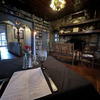 Beardslee Castle - Fireplace, my solo table. I had all the action to watch. - American Near Me - Little Falls, New York