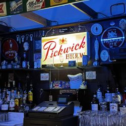 Pickwick Tavern - Bad sign