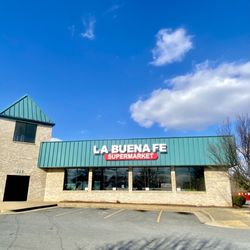 La Buena Fe Supermarket - Front and entrance of the store