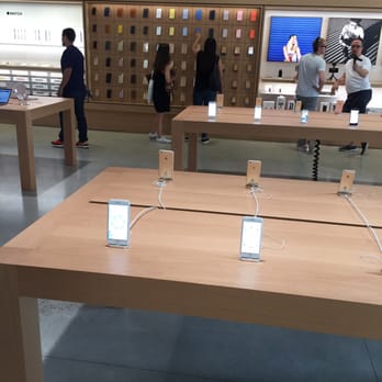 Apple - Williamsburg - Super clean and open spaces to browse and shop - Mobile Phones Near Me - Brooklyn, New York