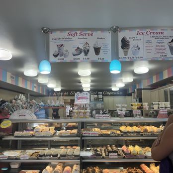 Cupcake Charlie's - Bakeries Near Me - Newport, Rhode Island
