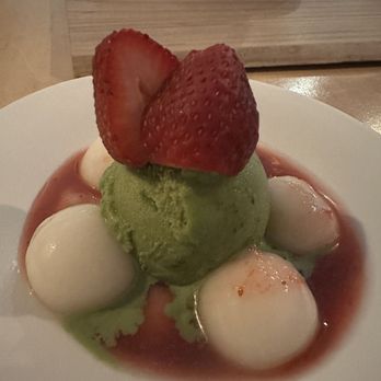 Cha To Gelato Zen - Matcha ice cream, mochi balls and strawberries - Gelato Near Me - Honolulu, Hawaii