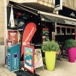 Tabacchi - Leuke krantenwinkel met 2 hoge tafels om je koffie van de automaat en de krant te kunnen lezen.