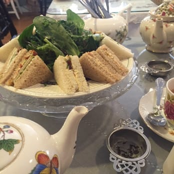 Dartealing Lounge - Sandwiches: smoked salmon mousse & dill, turkey & pesto cream and brie, pepper jelly, green apple - Tea Rooms Near Me - San Francisco, California