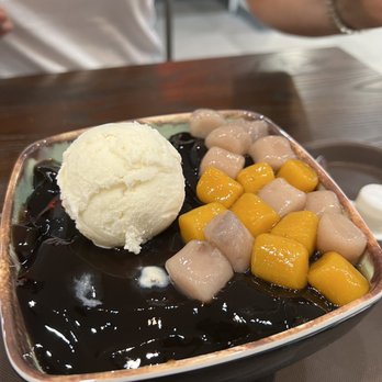 Meet Fresh - Icy grass jelly signature - Desserts Near Me - Orlando, Florida