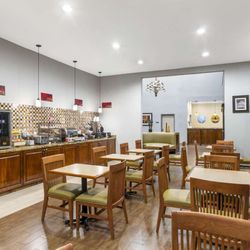 Best Western Plus Hobby Airport Inn & Suites - Breakfast Area