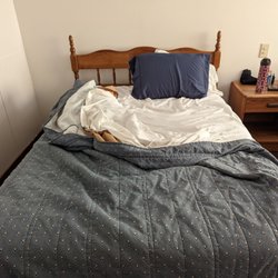 Roger's Campground & Motel - Old dated bed and bedding