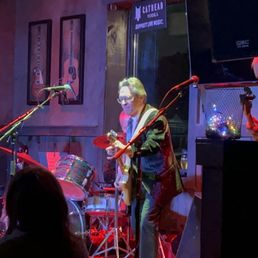 The Flying Saucers playing some amazing surf music. Wow!! The Flying Saucers playing some amazing surf music. Wow!!