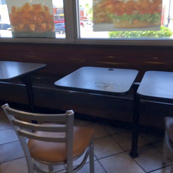 Carl's Jr - Dirty table. - Fast Food Near Me - Blythe, California