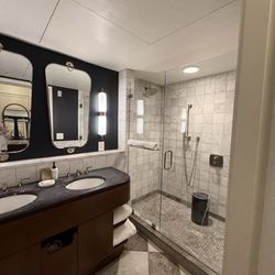 Perry Lane Hotel - Shower