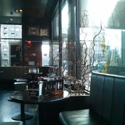Dublin House - Sofas y cristalera.