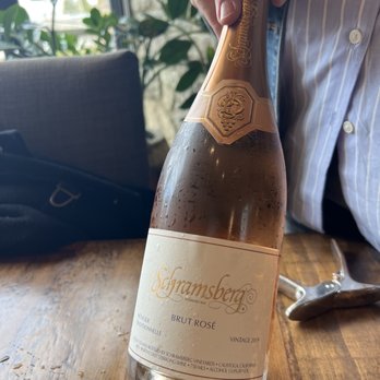 Davies Vineyards - Sparkling wine - Wine Tasting Room Near Me - Saint Helena, California