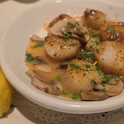 Angelo's Northwood Villa - Broiled Sea Scallops comes with Mushrooms and Angelo's steak sauce