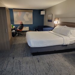 Holiday Inn Express & Suites Corning - Kind bed and sofa bed room