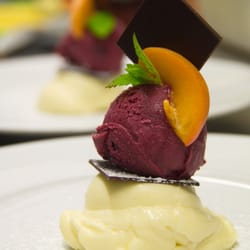 Restaurant Binderhäusl - Weiße Schokomousse mit Cassissorbet