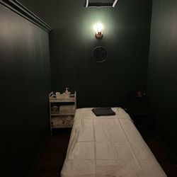 Silver Oak Massage - Nice dark room. Love the vibe!