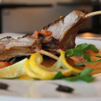 Il Cortile - Gegriltes Lammkarree mit Rosmarinsauce - Bistros Near Me - Hamburg, HH