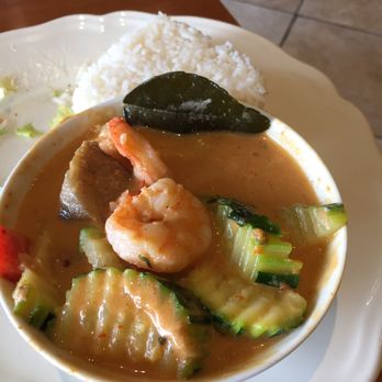Rose Garden - Recommend drunken noodles, panang curry prawns and citrus chicken. - Thai Near Me - Vacaville, California Rose Garden - Recommend drunken noodles, panang curry prawns and citrus chicken. - Thai Near Me - Vacaville, California
