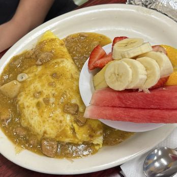 Happy Diner - Chile Verde Omelette and Fruit - Breakfast & Brunch Near Me - San Pedro, California