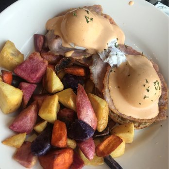 Ramona's Kitchen - Classic benny with peameal bacon - Breakfast & Brunch Near Me - Markham, Ontario