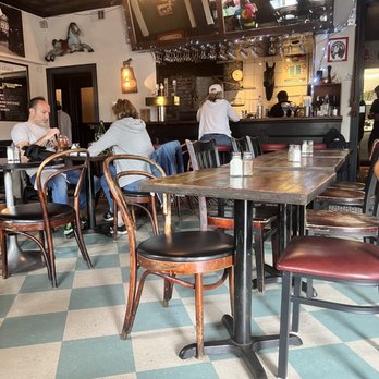 Le Paddock - Ambiance - French Near Me - Brooklyn, New York