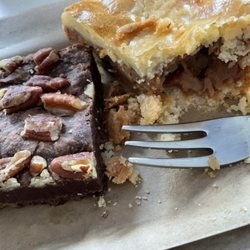 Café La Petite Rue - Karamell, Haselnuss (rechts) Schokolade, Nuss (links) (Wenn ich mich richtig erinnere.)