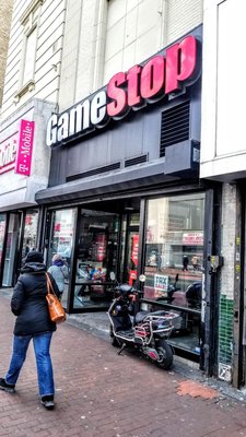 Gamestop Video Game Stores 163 8 Jamaica Ave Jamaica Queens Ny Phone Number Yelp