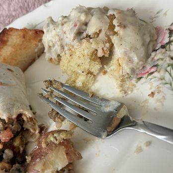Big Bad Breakfast - Middletown - Yes I cut the burrito in half so you can see this isn't the Old school wrap. Biscuits hard barely had gravy on them - Breakfast & Brunch Near Me - Middletown, Kentucky
