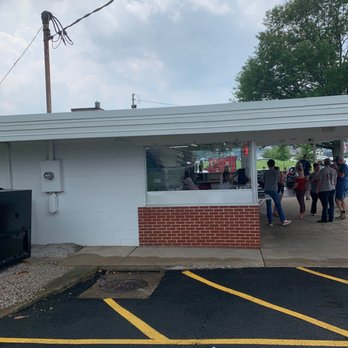 Romps Dairy Dock - a group of people standing outside of a building - Ice Cream & Frozen Yogurt Near Me - Vermilion, Ohio